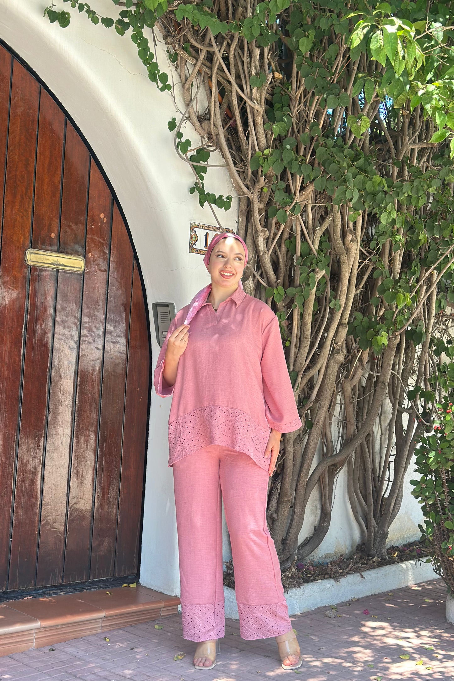ensemble brodé rose