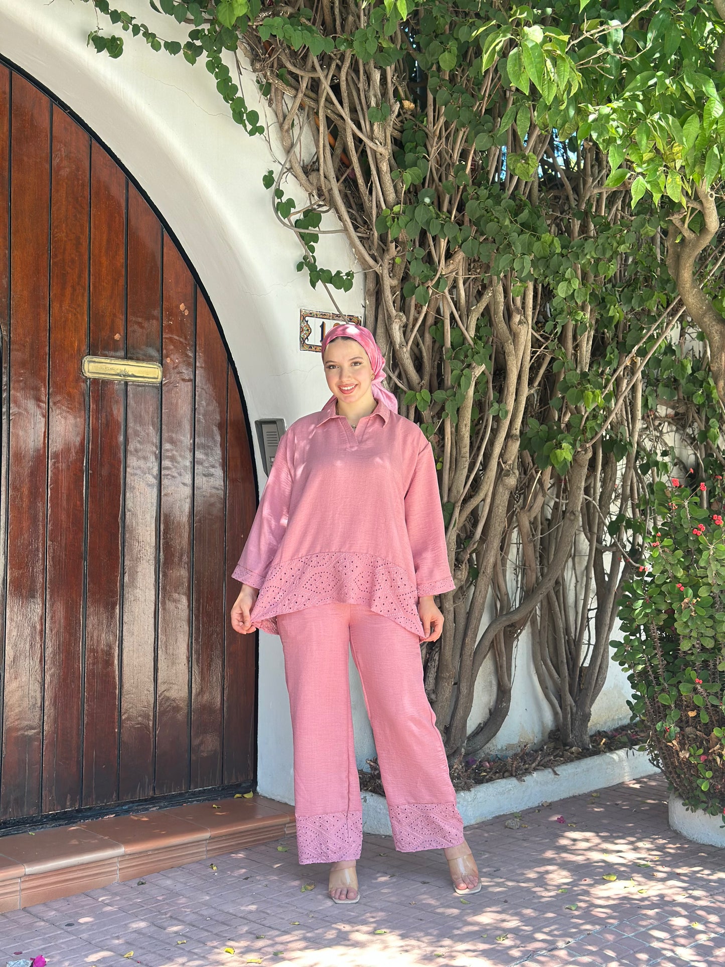 ensemble brodé rose