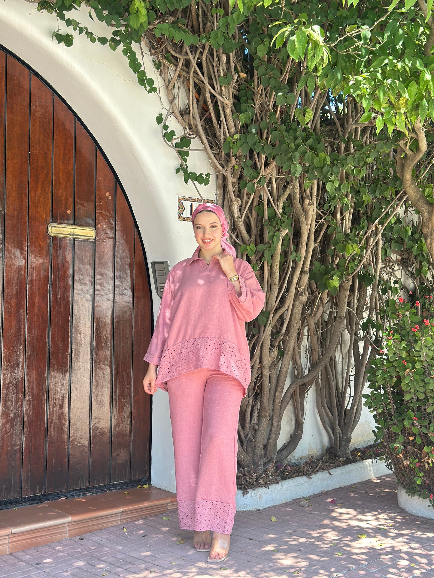 ensemble brodé rose