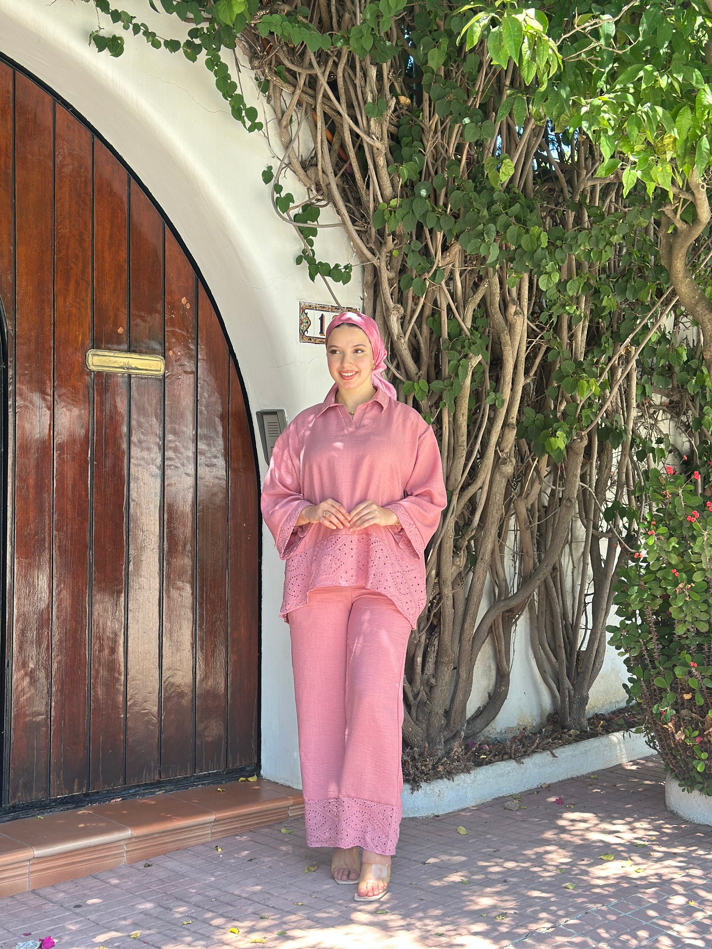 ensemble brodé rose