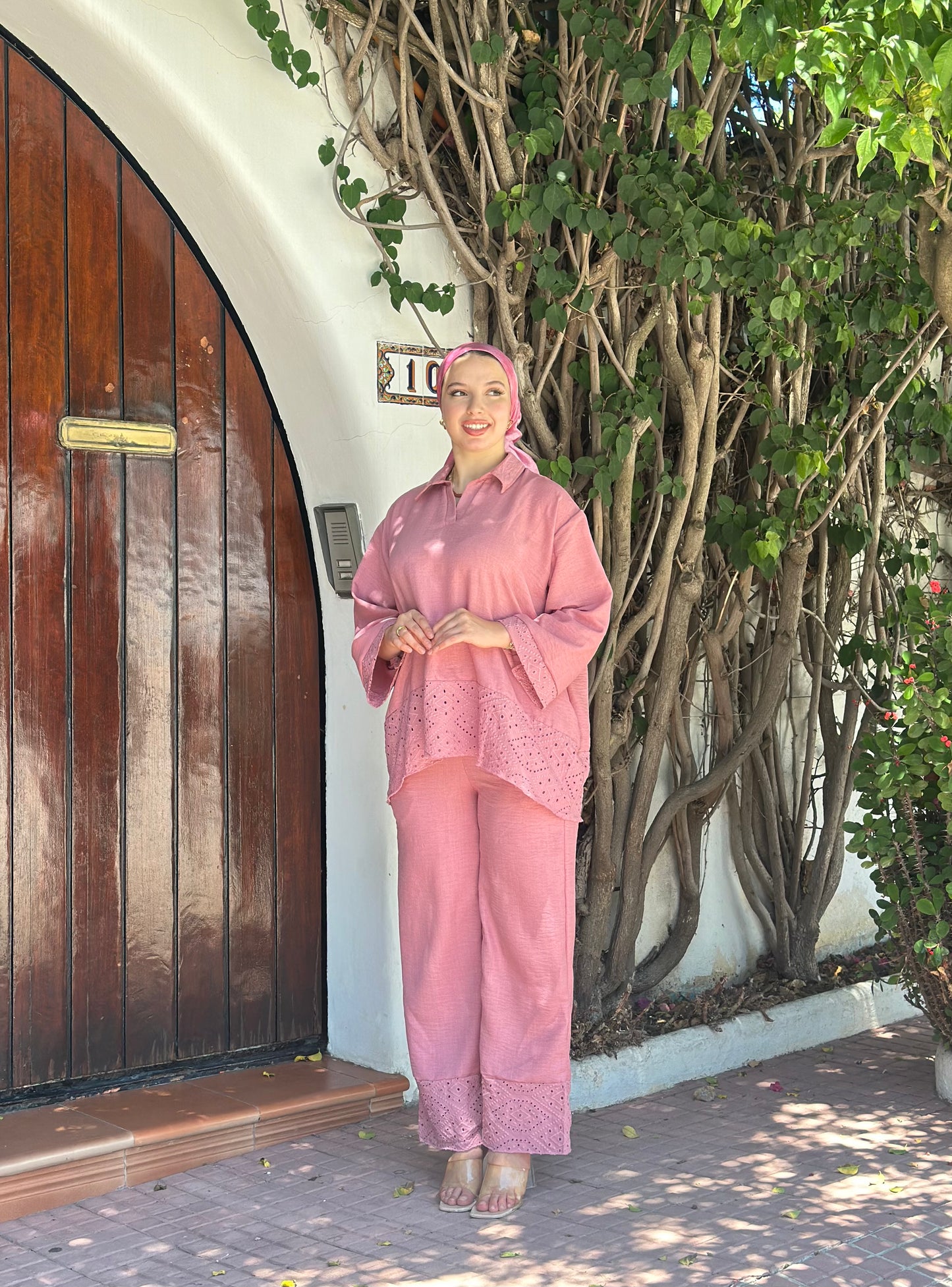 ensemble brodé rose