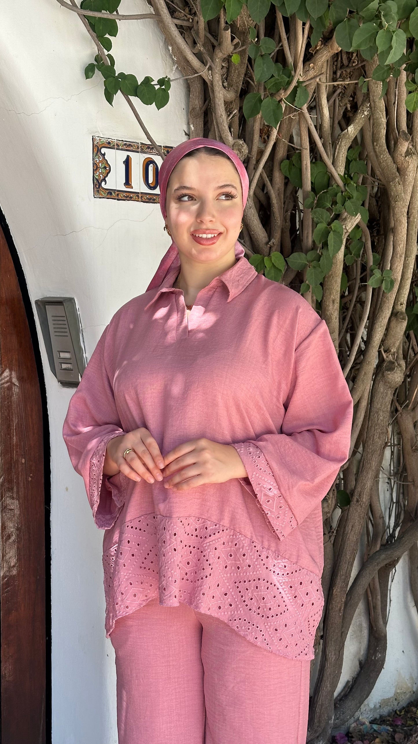 ensemble brodé rose